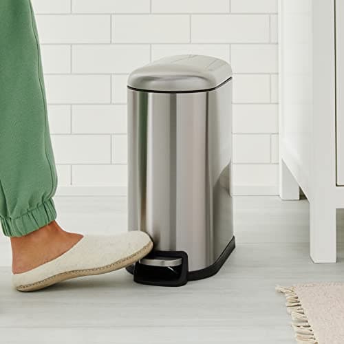Amazon Basics D-Shaped Small Trash Can with Soft-Close Step Pedal, Removable Inner Bucket, Carrying Handle, Smudge Resistant, 10 l / 2.6 gallon, Silver 5