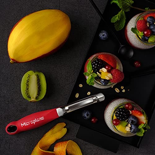 Microplane Professional Serrated Swivel Peeler for Tomato and Kiwi, for Right and Left Hand Use 8